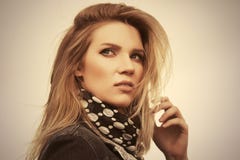 Chaqueta y bufanda del dril de algod?n de la mujer rubia joven de la moda que llevan fotos de archivo Chaqueta y bufanda del dril de algod?n de la mujer rubia joven de la moda que llevan fotos de archivo
