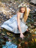 Charca hermosa de princesa Sitting By Water del cuento de hadas Fotografía de archivo libre de regalías Charca hermosa de princesa Sitting By Water del cuento de hadas Fotografía de archivo libre de regalías