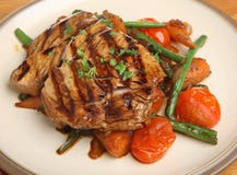 Chargrilled Tuna Fish Steak met Groenten royalty-vrije stock fotografie Chargrilled Tuna Fish Steak met Groenten royalty-vrije stock fotografie
