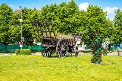 chariot rustique Chariot en bois de foin de cru Monument dans un village moderne images libres de droits chariot rustique Chariot en bois de foin de cru Monument dans un village moderne images libres de droits