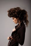 charisma Mulher à moda com Shaggy Hairstyle incomum imagem de stock charisma Mulher à moda com Shaggy Hairstyle incomum imagem de stock