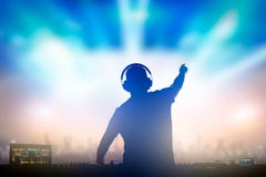 Charismatisch deejay bij de draaischijf stock foto Charismatisch deejay bij de draaischijf stock foto