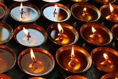 charity Velas Praying em um templo fotografia de stock royalty free charity Velas Praying em um templo fotografia de stock royalty free