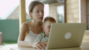 Charla video de la madre y del hijo Charla video de la madre y del hijo