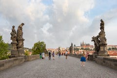 Charles Bridge in de ochtend met niet zo vele mensen stock foto's Charles Bridge in de ochtend met niet zo vele mensen stock foto's