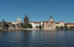 Charles Bridge, toren, en Vltava-dijk van de rivier, Praag wordt bekeken dat Stock Foto's Charles Bridge, toren, en Vltava-dijk van de rivier, Praag wordt bekeken dat Stock Foto's