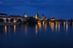 Charles bro vid natt, Prague, Tjeckien royaltyfria foton Charles bro vid natt, Prague, Tjeckien royaltyfria foton