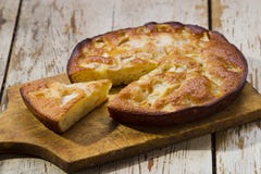 charlotte Frauenholding, die Apfelkuchen zeigt stockfotos charlotte Frauenholding, die Apfelkuchen zeigt stockfotos