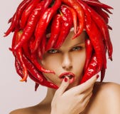 Charme. Chili Pepper chaud sur le visage de la femme brillante. Concept créatif photographie stock libre de droits Charme. Chili Pepper chaud sur le visage de la femme brillante. Concept créatif photographie stock libre de droits