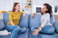 Charmerend jonge meisjes die grappig spel samen spelen stock afbeelding Charmerend jonge meisjes die grappig spel samen spelen stock afbeelding