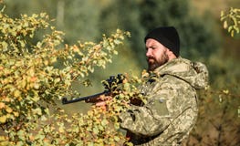 Chasseur d'homme avec l'arme à feu de fusil Boot Camp Mode uniforme militaire Chasseur barbu d'homme Forces d'armée camouflage ch image stock Chasseur d'homme avec l'arme à feu de fusil Boot Camp Mode uniforme militaire Chasseur barbu d'homme Forces d'armée camouflage ch image stock
