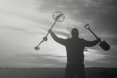 Chasseur de trésor avec un détecteur de métaux sur un champ de blé biseauté à la recherche d'aventure contre le contre-jour du so images libres de droits Chasseur de trésor avec un détecteur de métaux sur un champ de blé biseauté à la recherche d'aventure contre le contre-jour du so images libres de droits