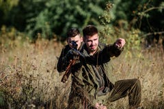 Chasseurs avec des fusils dans l'environnement de nature Garde-chasse de chasseurs recherchant l'animal ou l'oiseau Chasse avec d photo libre de droits Chasseurs avec des fusils dans l'environnement de nature Garde-chasse de chasseurs recherchant l'animal ou l'oiseau Chasse avec d photo libre de droits
