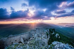 Chateaux Peyrepertuse au lever de soleil photo stock Chateaux Peyrepertuse au lever de soleil photo stock