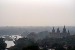 Chatris или кенотафы в Orchha, Индии на туманный день стоковое изображение Chatris или кенотафы в Orchha, Индии на туманный день стоковое изображение