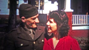 CHATTANOOGA, usa - 1955: Militarny wojenny bohater ponownie łączyć z jego sympatią po jego służby zbiory CHATTANOOGA, usa - 1955: Militarny wojenny bohater ponownie łączyć z jego sympatią po jego służby zbiory