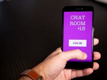 Chattrumvuxna människor endast app royaltyfria foton Chattrumvuxna människor endast app royaltyfria foton