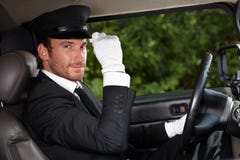 Chauffeur confiant dans l'automobile élégante image stock Chauffeur confiant dans l'automobile élégante image stock