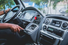 Chauffeur de bus sous la pluie photo stock Chauffeur de bus sous la pluie photo stock