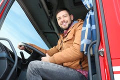 Chaufför i kabin av den stora lastbilen Arkivbilder Chaufför i kabin av den stora lastbilen Arkivbilder