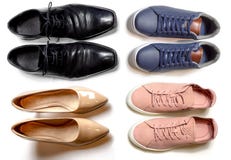 2 chaussures sportives et 2 élégantes pour les hommes et pour la femme photos libres de droits 2 chaussures sportives et 2 élégantes pour les hommes et pour la femme photos libres de droits