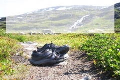 Chaussures sur le chemin de trekking, l'espace de copie, montagne de la Norvège images stock Chaussures sur le chemin de trekking, l'espace de copie, montagne de la Norvège images stock