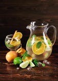 Chaux, orange, menthe - ingrédients pour un jus sur un fond de table Un cocktail avec le rhum, la boisson alcoolisée et les fruit image libre de droits Chaux, orange, menthe - ingrédients pour un jus sur un fond de table Un cocktail avec le rhum, la boisson alcoolisée et les fruit image libre de droits