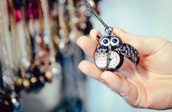 Chaîne de bronze de hibou de montre de collier de bijoux rien lond du marché de colline images libres de droits Chaîne de bronze de hibou de montre de collier de bijoux rien lond du marché de colline images libres de droits