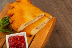 Chebureks сделало дома, кудрявая корка, деревянная предпосылка стоковое изображение Chebureks сделало дома, кудрявая корка, деревянная предпосылка стоковое изображение