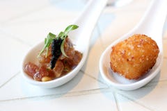Cheeseballs тунца tartare и пряные для закуски стоковая фотография rf Cheeseballs тунца tartare и пряные для закуски стоковая фотография rf