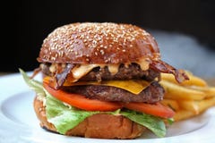cheeseburger royalty-vrije stock foto cheeseburger royalty-vrije stock foto