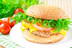 Cheeseburger fait maison américain traditionnel photo libre de droits Cheeseburger fait maison américain traditionnel photo libre de droits