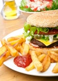 Cheeseburger met frieten royalty-vrije stock fotografie Cheeseburger met frieten royalty-vrije stock fotografie