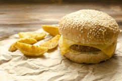 Cheeseburger με τις τηγανισμένες πατάτες και τσίλι σε χαρτί τεχνών επάνω στοκ εικόνες με δικαίωμα ελεύθερης χρήσης Cheeseburger με τις τηγανισμένες πατάτες και τσίλι σε χαρτί τεχνών επάνω στοκ εικόνες με δικαίωμα ελεύθερης χρήσης