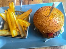 Cheeseburgers d'un plat photographie stock Cheeseburgers d'un plat photographie stock
