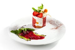 Cheesecake με τα μούρα και τη μέντα Στοκ φωτογραφία με δικαίωμα ελεύθερης χρήσης Cheesecake με τα μούρα και τη μέντα Στοκ φωτογραφία με δικαίωμα ελεύθερης χρήσης
