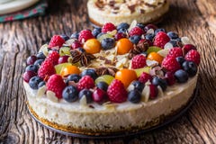 Cheesecake με τα σμέουρα φραουλών μούρων νωπών καρπών και στοκ εικόνα με δικαίωμα ελεύθερης χρήσης Cheesecake με τα σμέουρα φραουλών μούρων νωπών καρπών και στοκ εικόνα με δικαίωμα ελεύθερης χρήσης