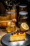 Cheesecake φέτα σε ένα μπλε πιάτο Χιόνι ζάχαρης Σκόνη ζάχαρης στοκ εικόνες Cheesecake φέτα σε ένα μπλε πιάτο Χιόνι ζάχαρης Σκόνη ζάχαρης στοκ εικόνες