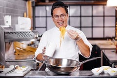 Chef asiatique avec la nouille dans la cuisine photographie stock Chef asiatique avec la nouille dans la cuisine photographie stock
