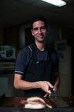 Chef, der Burger in Havana Cuba leicht schlägt stockfotografie Chef, der Burger in Havana Cuba leicht schlägt stockfotografie