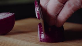 Chef, der Burger macht Mann schneidet die Zwiebel Schneller Ausschnitt des Gemüses Halbringe von Zwiebeln Bogen für das Braten Di stock video footage Chef, der Burger macht Mann schneidet die Zwiebel Schneller Ausschnitt des Gemüses Halbringe von Zwiebeln Bogen für das Braten Di stock video footage