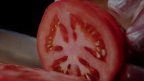 Chef, der Burger macht Nahaufnahme bemannt die Hände, die Tomate für Hamburger schneiden stock video footage Chef, der Burger macht Nahaufnahme bemannt die Hände, die Tomate für Hamburger schneiden stock video footage