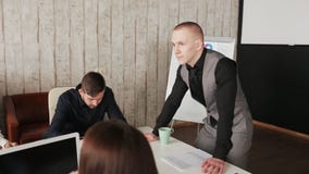 Chef, der eine Geschäftswiedervereinigung mit Partnern vorangeht Chef, der eine Geschäftswiedervereinigung mit Partnern vorangeht