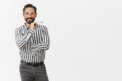 Chef gefallen mit Arbeitgeber, das großartige Idee vorschlagen Porträt des glücklichen schönen männlichen Unternehmers in der for stockfoto Chef gefallen mit Arbeitgeber, das großartige Idee vorschlagen Porträt des glücklichen schönen männlichen Unternehmers in der for stockfoto