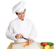 Chef-kok die groenten voorbereidt Stock Afbeeldingen Chef-kok die groenten voorbereidt Stock Afbeeldingen
