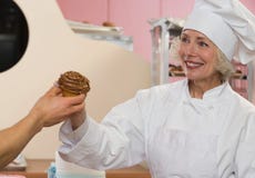 Chef-kok met cupcake royalty-vrije stock afbeelding Chef-kok met cupcake royalty-vrije stock afbeelding
