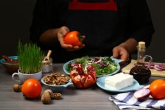 Chef-kokhanden die Seizoengebonden salade koken Dadelpruim, avocado, granaatappel en verschillende slabladeren stock foto Chef-kokhanden die Seizoengebonden salade koken Dadelpruim, avocado, granaatappel en verschillende slabladeren stock foto