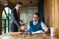 Chefen ropade till anställd och pekar hans finger för att anmäla, honom är mycket ilsken för kapacitetsfel arkivbild Chefen ropade till anställd och pekar hans finger för att anmäla, honom är mycket ilsken för kapacitetsfel arkivbild