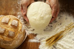 Chefhände mit Teig und selbst gemachtes natürliches organisches Brot und Mehl lizenzfreie stockfotos Chefhände mit Teig und selbst gemachtes natürliches organisches Brot und Mehl lizenzfreie stockfotos