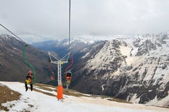 CHEGET, RUSIA - 6 de mayo de 2018: La gente va en la etapa de la telesilla en el soporte Cheget en Elbrus, el Cáucaso septentrion fotografía de archivo CHEGET, RUSIA - 6 de mayo de 2018: La gente va en la etapa de la telesilla en el soporte Cheget en Elbrus, el Cáucaso septentrion fotografía de archivo